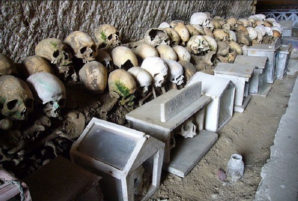 Cimitero delle Fontanelle del rione Sanita' di Napoli